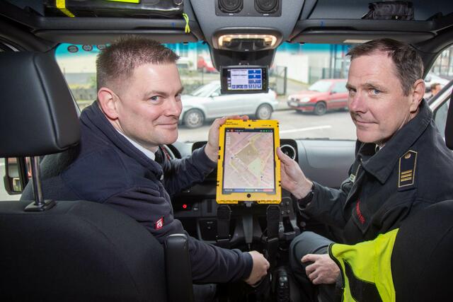 Feuerwehr-Chef Jörg (r.) und Technik-Leiter Axel Merten mit dem neuen Tablet.. Foto: Axel König
