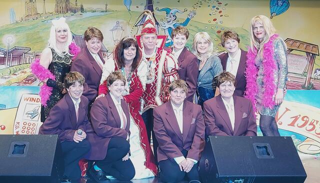 Der Möhneclub Rubbeldidupp begeisterte mit einer Roland Kaiser-Playback-Show  | Foto: Erwin Höller 