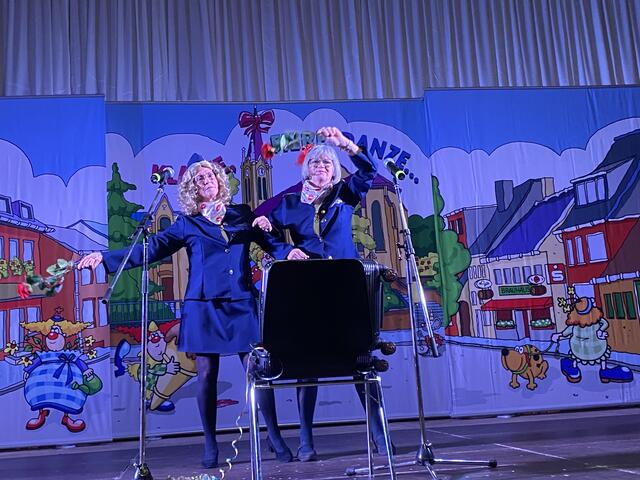 Die Stewardessen Anne Keller und Karla Reiz hatten was gegen unerwarteten Stimmungsabfall. | Foto: Andrea Floß