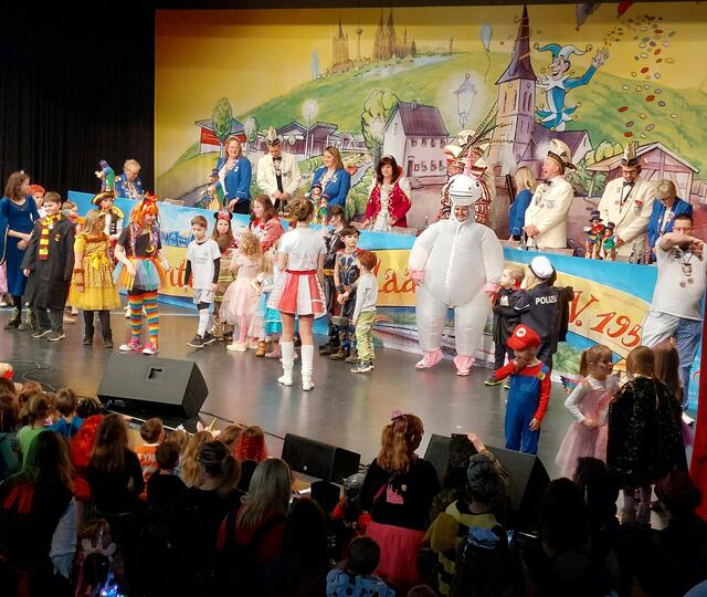 Stimmung beim Kinderkarneval in Windhagen  | Foto: Erwin Höller 
