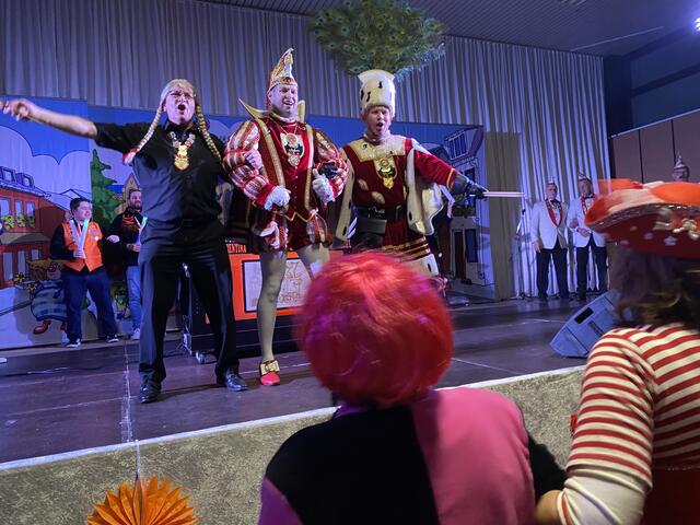 In Ermangelung einer Jungfrau sprang Ex-Prinz Hans (Schwarzenberg) bei den Glessener Wievern ein.  | Foto: Andrea Floß