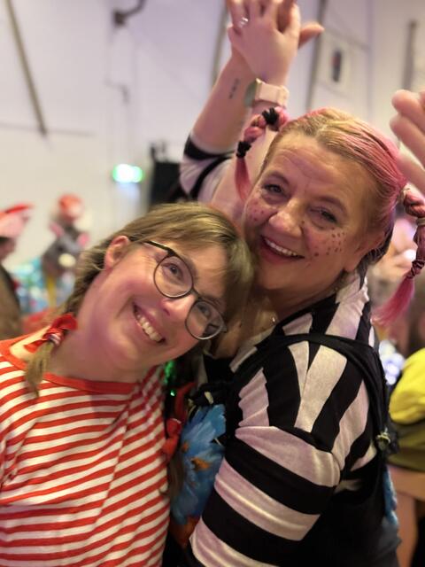 Susanne von Blatt-Gold mit Vio aus dem Paul Kraemer Haus Winandshof haben viel Spaß.   | Foto: Blatt-Gold