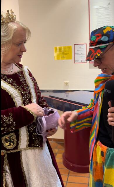 Prinzessin Elke I. zeigt Ralf, was sie in ihrer BH-Handtasche hat | Foto: Blatt-Gold