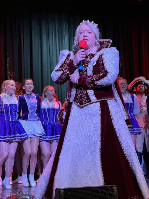 Prinzessin Elke I. war super auf der Bühne mit Kinderprinzessin Lilly I. und uhren Rhein-Erft-Perlen. | Foto: Blatt-Gold 