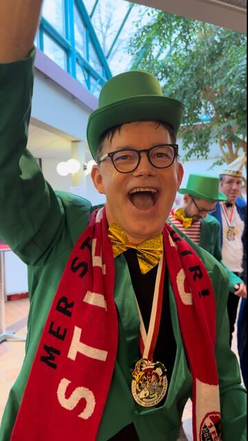 Peter Worms ruft Alaaf - der ist der Pressesprecher von der Gold-Kraemer-Stiftung  | Foto: Blatt-Gold 