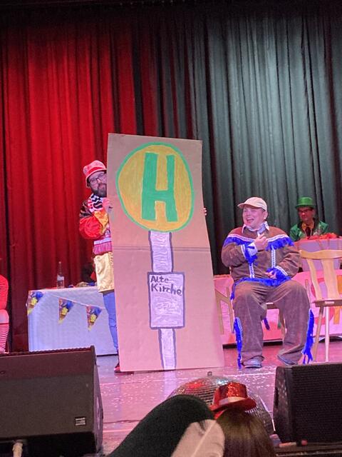 Es gab einen gespielten Witz aus Buschbell mit einem Kaugummi und der war sehr lustig.  | Foto: Blatt-Gold