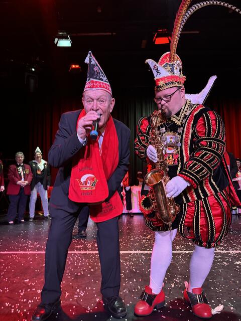 Gustel Förster und Prinz Andy sorgen für super Stimmung und gute Laune mit seinem Saxophon und   | Foto: Blatt-Gold