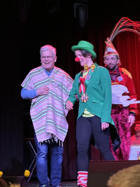 Professor Dr. Deutsch mit Bianca Dobke, die hatte die super Idee mit der inklusiven Sitzung.  | Foto: Blatt-Gold