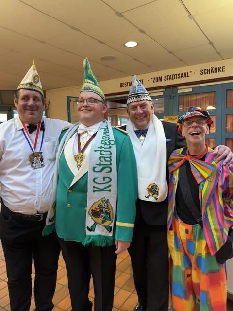 Ex-Prinz Werner Moers hat seine Nachfolgerin Prinzessin Elke I. begleitet. Er findet es sehr gut, dass eine Frau den Karneval in Frechen regiert.  | Foto: Blatt-Gold