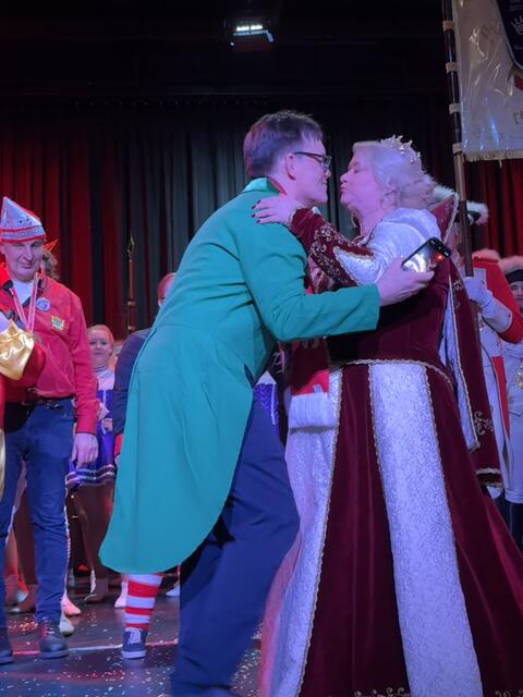 Prinzessin Elke I. beim Bützen | Foto: Blatt-Gold 