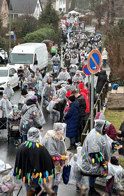 Die Menschenschlange war wohl über einen Kilometer lang.  | Foto: Henri Grüger/pp/Agentur ProfiPress