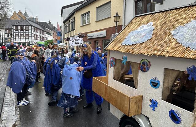 Einen Keks gefällig? Die Truppe in Blau hatte wohl genug dabei.  | Foto: Henri Grüger/pp/Agentur ProfiPress