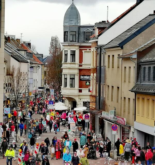 Nach dem Karnevalszug wurde die Brühler Innenstadt zur bunten Party-Meile. | Foto: Heike Löhrer