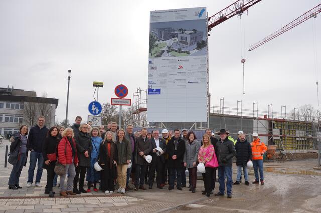 Vertreterinnen und Vertreter aus Politik, Verwaltung und der Schulgemeinschaft kamen zur Grundsteinlegung zusammen.  | Foto: Stadt Sankt Augustin