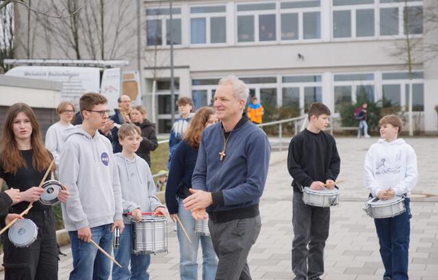Die Samba-Band des Rhein-Sieg-Gymnasiums unter Leitung von Matthias Reinold sorgte für einen rhythmischen, musikalischen Rahmen. | Foto: Stadt Sankt Augustin