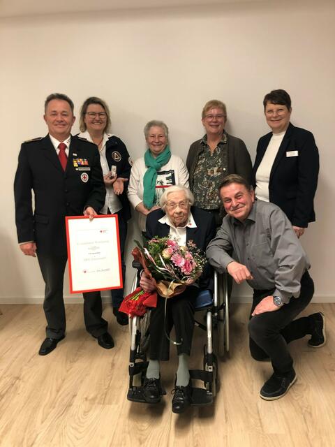 Aufstellen zum Jubiläumsfoto: Gerda Boss umrahmt von Rainer Batschkuhn, Vizepräsident des Rhein-Erft-DRK, Anja Meinigke, Leiterin Servicestelle Ehrenamt, Nichte Elke Heider, Vize-Bürgermeisterin Monika Engels-Welter, Gerdas Neffem Jürgen Schließer und Ursula Steinbock, der Leiterin des CBT-Wohnhauses St. Luzia, wo die Jubilarin seit ihrem 103. Geburtstag wohnt. | Foto: Montserrat Manke