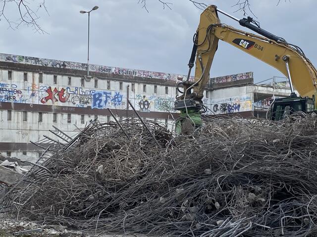 Beim zerkleinern mit der Beton-Zange wurde eine große Menge von Moniereisen heraus gebrochen.
Die interessanten Spray-Bilder kamen an das Tageslicht.