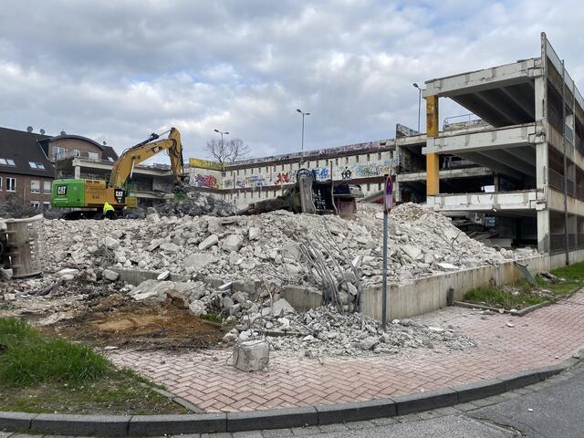 Bereits die Hälfte vom Parkhaus ist am 7. März eingerissen und der Beton mit der Bagger-Zange gebrochen