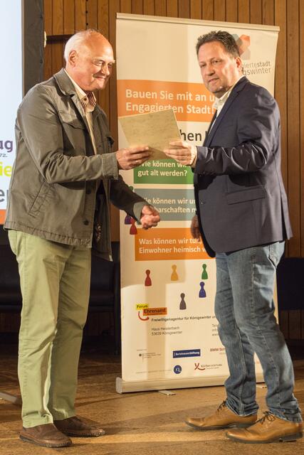 Überreichung der Urkunde durch den Bürgermeister | Foto: (c) Montagstreff (K.H.Rohde, A.Schoroth)