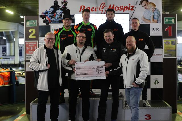 Symbolische Scheckübergabe des Team KRS Motorsport by Krumbach Racing Service an den Verein Race4Hospiz | Foto: frank_schuh_sportfoto