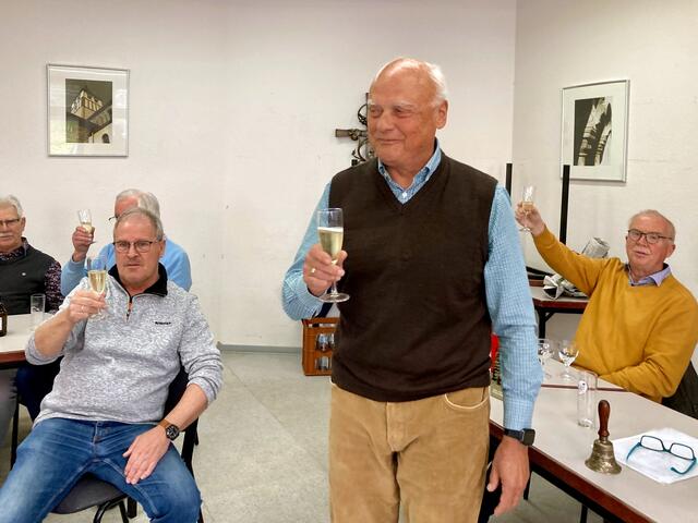 Anstoßen auf die Überraschung | Foto: (c) Montagstreff (K.H.Rohde, A.Schoroth)