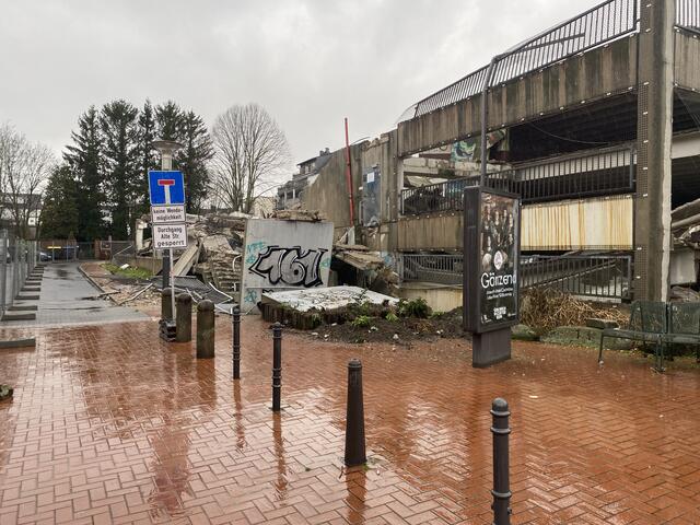 Das Treppenhaus ist eingerissen. Gespannt ist was mit der Werbetafel und der Sitzbank gescheht - hätte man sie vorher sichern können?