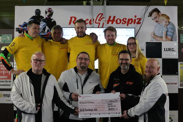 Symbolische Scheckübergabe des Team KRS Competition powered by Renault an den Verein Race4Hospiz | Foto: frank_schuh_sportfoto