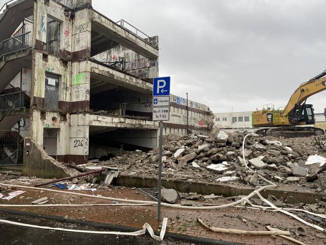 hier erkennt man die schweren Betonträger den Auf-Abfahrten