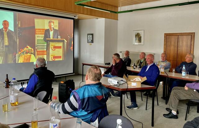 Die Montagstreffler schauen sich die Fotos an | Foto: (c) Montagstreff (K.H.Rohde, A.Schoroth)