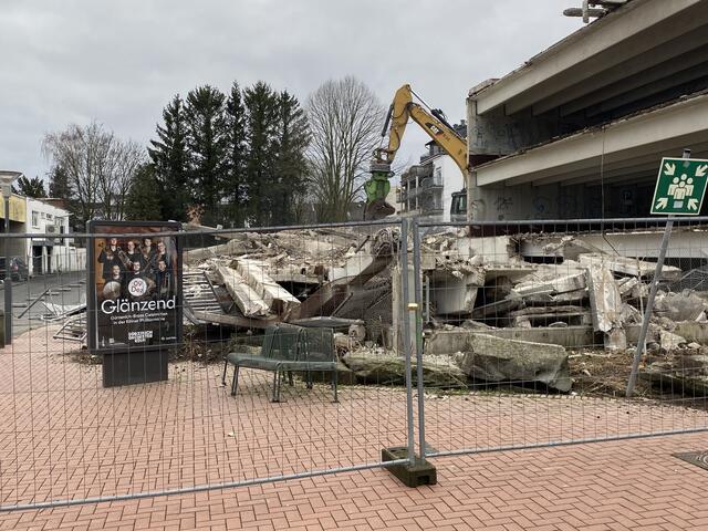 auf der Südseite ist der Durchbruch geschafft 
Werbetafel (9.12.23), Sitzbank und Sammelplatz Schild bleibt?