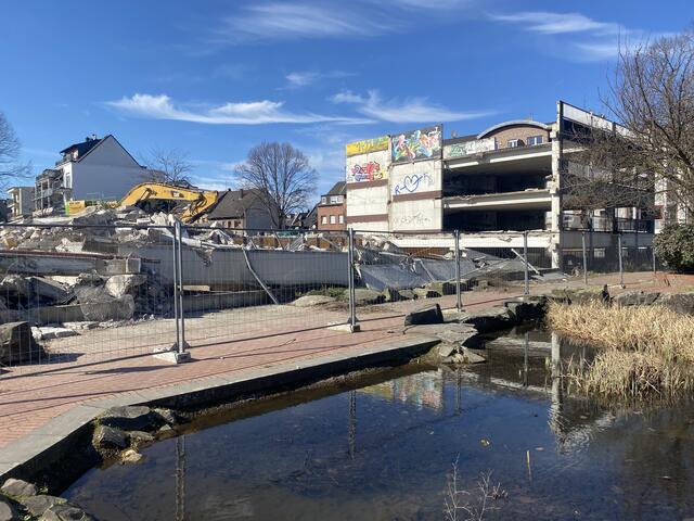 Die Reste der Beton - Konstruktion spiegelt sich im Teich