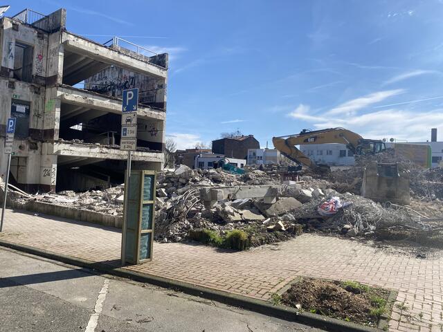 nur noch ein kleiner Teil steht zum Abbruch