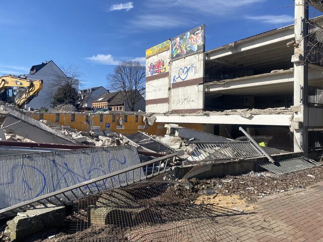 Die bunten Flächen strahlen in der Sonne 