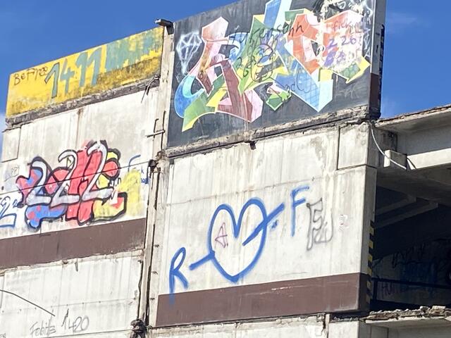 Spray Flächen im Foto dokumentiert - bei Sonne und blauen Himmel