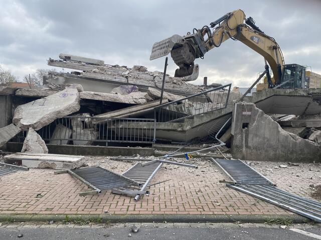 Der starke Bagger greift kräftig zu