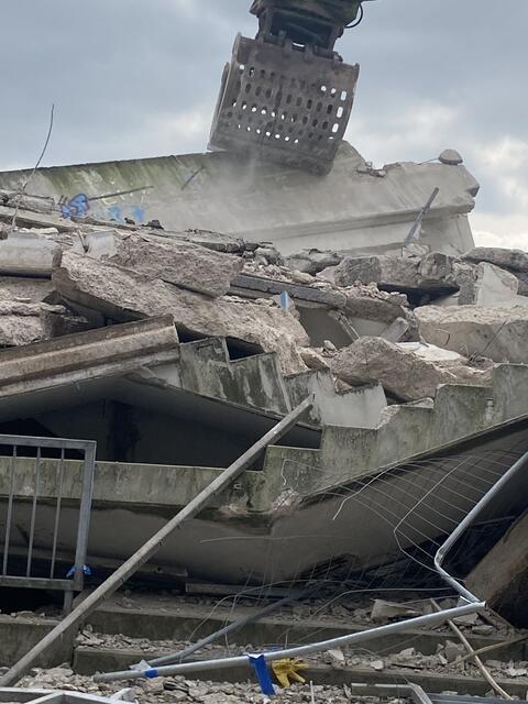 die schweren Betonteile handelt der Bagger mühelos 