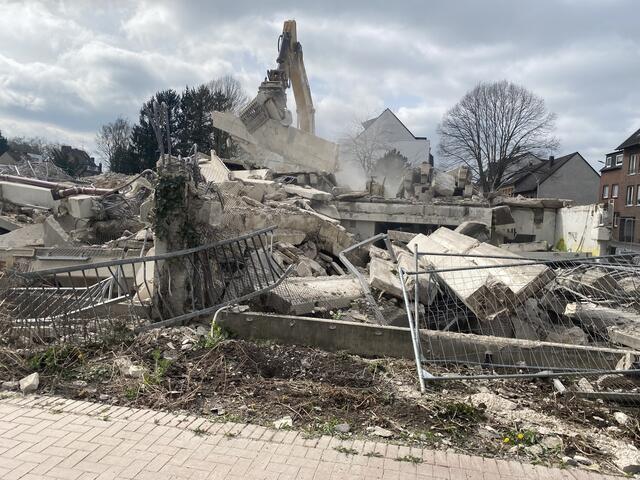 Der Baggerfahrer hat den Überblick und sortiert Beton und Stahl 