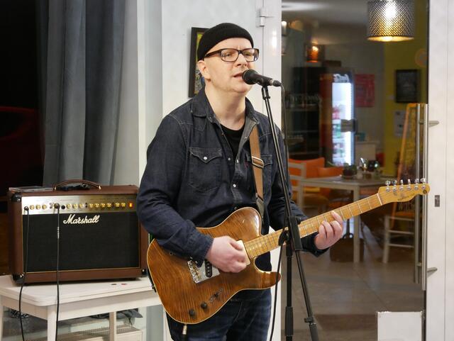 Beim RheinKlang 669 Wohnzimmerkonzert im März stellte der Kölner Singer-Songwrter Nik Nova sein Solo-Album "At The Crossroads" vor.  | Foto: Anita Brandtstäter