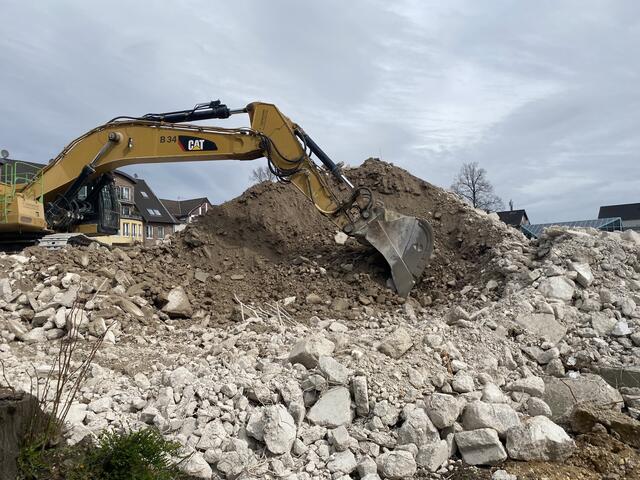 Der Haufen Beton-Bruch wird kleiner - wird auch feucht gehalten, um Staub zu vermeiden