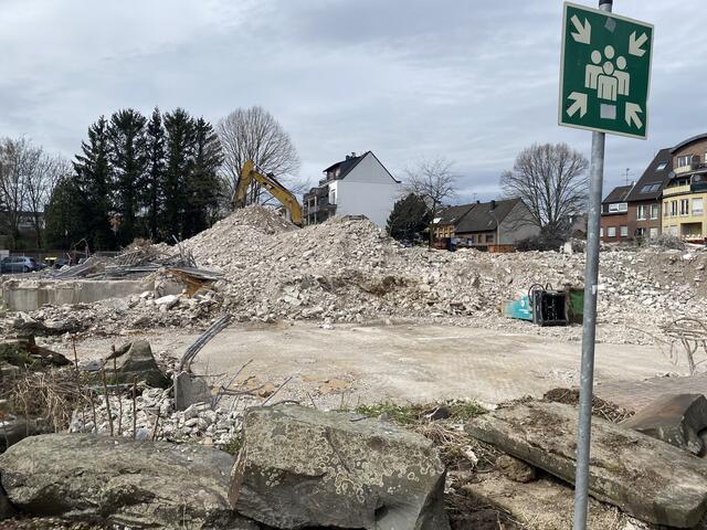 Die Reste sind überschaubar und die Bodenplatte zeigt sich 