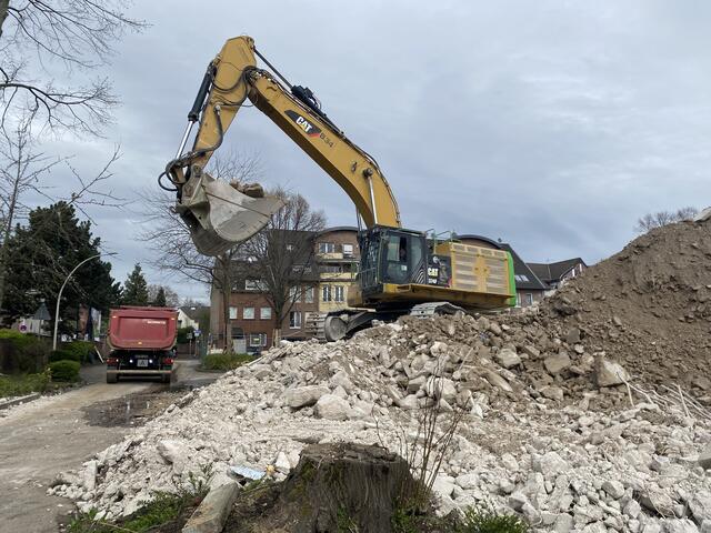 mit großer Schaufel wird der Beton-Bruch aufgenommen und abgefahren