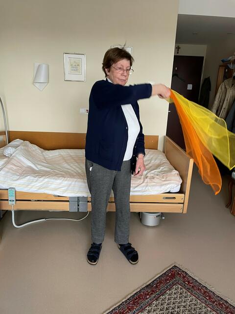 Ganz versunken in der Musik schwingt Moni die Chiffontücher - ein glücklicher Moment für Mutter und Tochter. | Foto: Barbara Küsgen