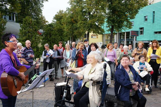 Rat und Hilfe: Beim Flashmob der Lokalen Allianz für Menschen mit Demenz kann jeder mitmachen und sich informieren. | Foto: Andrea Floß