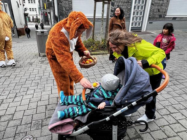 Selbst die Kleinsten nahmen das Geschenk dankend an.