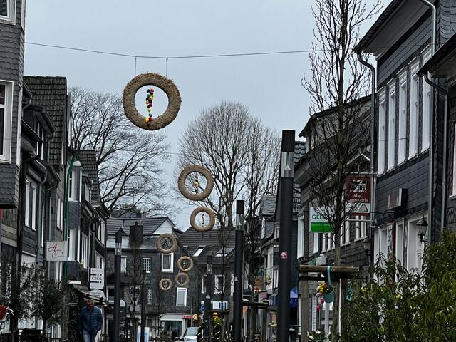 Die Osterkränze in der Marktstraße mit den bunten Eiern