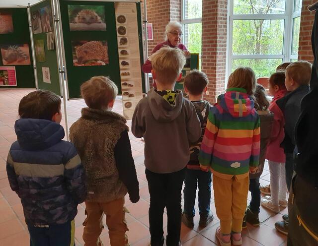 Vorschulkinder der Kita "Mach mit", Pulheim-Sinnersdorf, lauschen gespannt. "Auch Erzieherinnen haben bei mir noch etwas über Igel lernen können", ist Karin Oehl sicher. | Foto: Renate Könen