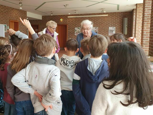 Nicht eine Frage von Kindern der Pulheimer KGS Barbaraschule bleibt unbeantwortet, wenn Karin Oehl aus ihrem Erfahrungsschatz schöpft | Foto: Renate Könen