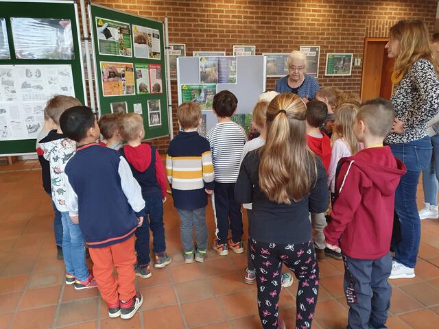 "Schaut mal her, so kann man Igeln helfen", sensibilisiert Karin Oehl Vorschulkinder der Pulheimer Kita Zwergenwald. "Es muss nicht einmal teuer sein. Das können auch Kinder." | Foto: Renate Könen