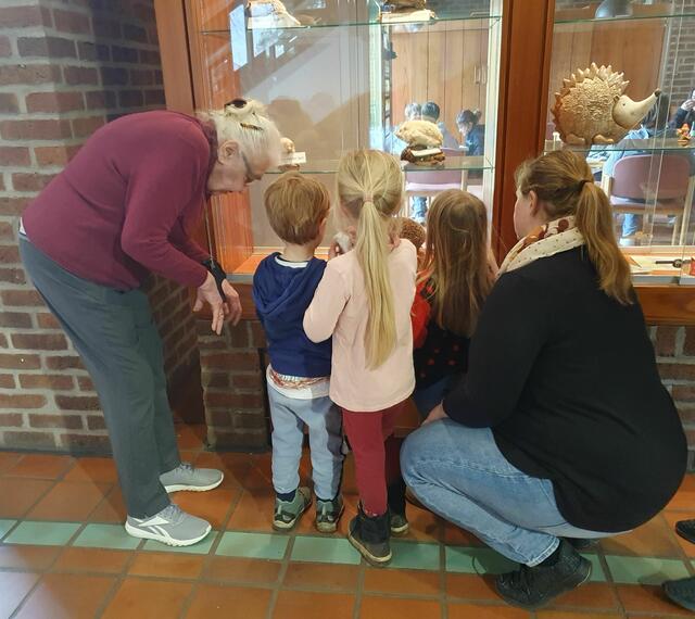 Gesundheitliche Einschränkungen? - Bei Bedarf verdrängt... Anschaulich demonstriert Karin Oehl den Kleinsten, wie sich Igel bei drohender Gefahr einrollen. Vorschulkinder der Kita "Kinder Kinder", Pulheim-Sinthern | Foto: Renate Könen