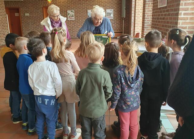 Ist Karin Oehl in ihrem Element, gerät Zeit und Raum in Vergessenheit. "Das ist idealer Lebensraum für Igel", erläutert Karin Oehl für Kids der Pulheimer KGS Barbaraschule | Foto: Renate Könen